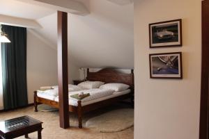 Un pat sau paturi într-o cameră la Penzion U Veterána