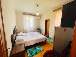 Postel nebo postele na pokoji v ubytování Dato's GuestHouse