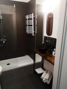 Bathroom sa Heliosa Apart Gdańsk Kowale