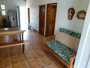 ein Wohnzimmer mit einer Bank und einem Tisch in der Unterkunft El ensueño in San Bernardo del Viento