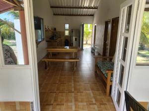 um corredor de uma casa com uma mesa e uma cozinha em El ensueño em San Bernardo del Viento