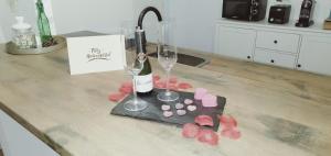 eine Küchentheke mit zwei Weingläsern und rosa Keksen in der Unterkunft Apartamento Marcajada in Riaza