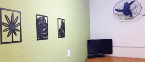 TV a/nebo společenská místnost v ubytování Hostel365 + 37 fotografií
