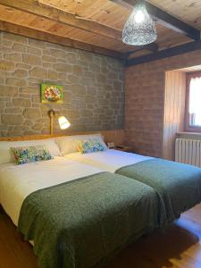 Un pat sau paturi într-o cameră la Casa Rural Idoya