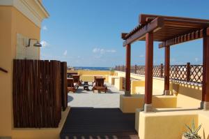 a balcony with a view of the ocean at El Mosaico Del Sol in Lampedusa