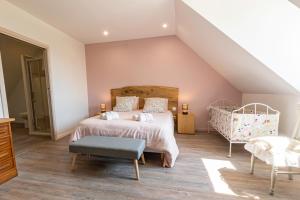 sypialnia z dużym łóżkiem i krzesłem w obiekcie GITE ENTRE TERRES ET VIGNES à la ferme avec SPA privatif en CHAMPAGNE à une heure de Paris w mieście Châtillon-sur-Morin