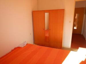 sypialnia z drewnianą szafką w pokoju w obiekcie Appartement 4 personnes - Argelès-sur-Mer w Argelès-sur-Mer