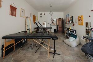 una habitación con una peluquería con una mesa en Casa Sabina en Guadalajara