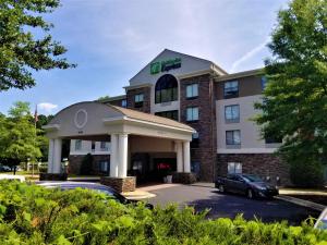 un hôtel avec une voiture garée sur un parking dans l'établissement Holiday Inn Express Apex - Raleigh, an IHG Hotel, à Apex