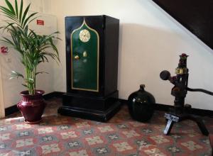 
a room with a statue of a man and a clock on the floor at Vitorina Corte Guesthouse in Funchal
