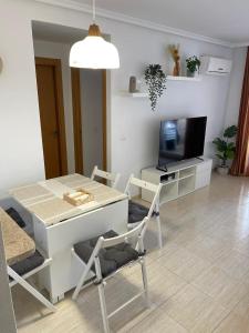 Televízia a/alebo spoločenská miestnosť v ubytovaní APARTAMENTO ZONA MARINADOR, CERCA A LA PLAYA