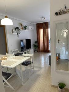Televízia a/alebo spoločenská miestnosť v ubytovaní APARTAMENTO ZONA MARINADOR, CERCA A LA PLAYA