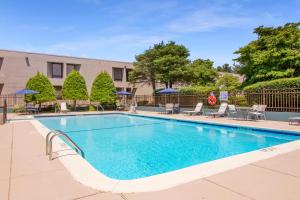 Piscina de la sau aproape de Clarion Inn Asheville Airport