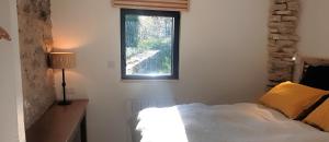 Katil atau katil-katil dalam bilik di Logement calme avec vue sur le Luberon