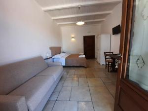 - un salon avec un canapé et un lit dans l'établissement masseria LAMA DI GALIZIA, à Ostuni