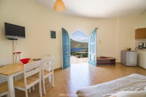 un soggiorno con tavolo e una cucina con vista di Razos Windmill a Vathi
