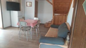ein Wohnzimmer mit einem Tisch und einem Sofa in der Unterkunft Holiday Home Pernat in Valun
