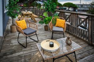 un patio avec deux chaises et une table sur une terrasse dans l'établissement Mamita 3"Appartement rêves salés"spacieux et lumineux T3 84m35mterrasse, à Lacanau-Océan