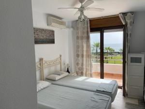 Postel nebo postele na pokoji v ubytování Magnifico Chalet primera línea de playa Manilva