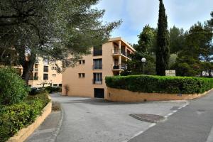 an empty street in front of a building at CYTHARISTA–T3 de standing avec vue mer à La Ciotat in La Ciotat