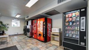 un magasin avec deux machines à soude dans une pièce dans l'établissement Motel 6-Rock Springs, WY, à Rock Springs