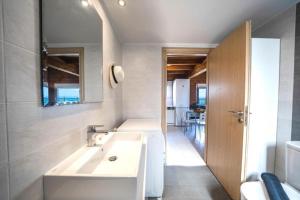 Ένα μπάνιο στο Terra Zeus - Wooden House Beachfront +28 φωτογραφίες