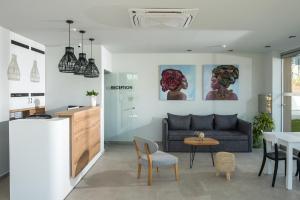 uma sala de estar com um sofá e uma mesa em Nuovo Crete By Sea em Amoudara Herakliou