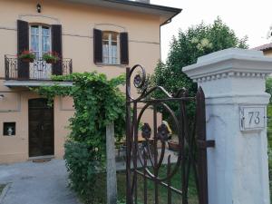 una puerta a una casa con dos perros parados detrás de ella en La Musa di Spello, en Spello