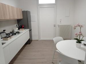 A kitchen or kitchenette at GiaMa Luxury Apartment