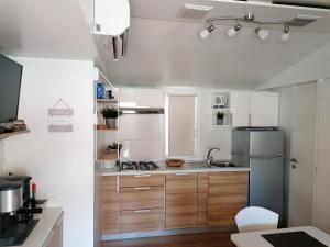 Kuchyňa alebo kuchynka v ubytovaní SweetHome