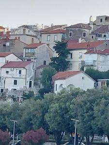 Nespecifikovaný výhled na destinaci Novi Vinodolski nebo výhled na město při pohledu z apartmánu