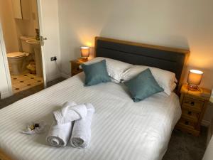 1 dormitorio con 1 cama con toallas en Stylish 3 bed home with allocated parking for 2 en Liskeard