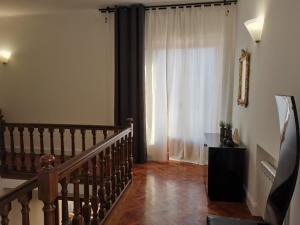 Habitación con escalera y ventana grande. en Villa Flora Affittacamere, en Luni