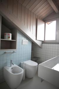 La salle de bains est pourvue de toilettes, d'un lavabo et d'une baignoire. dans l'établissement Cibrario Cit Apartment_Square, à Turin