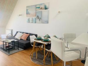 - un salon avec un canapé et une table dans l'établissement Ático La Marosa -Vistas al Mar Cantabrico, à Burela