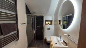Kúpeľňa v ubytovaní Apartamenty Starowiejska 39, Ryczów - 10km od Zator Energylandia