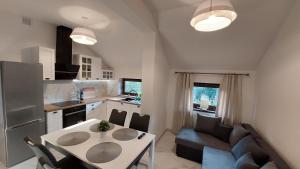 Kuchyňa alebo kuchynka v ubytovaní Apartamenty Starowiejska 39, Ryczów - 10km od Zator Energylandia