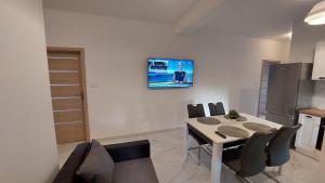 Televízia a/alebo spoločenská miestnosť v ubytovaní Apartamenty Starowiejska 39, Ryczów - 10km od Zator Energylandia