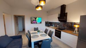 Kuchyňa alebo kuchynka v ubytovaní Apartamenty Starowiejska 39, Ryczów - 10km od Zator Energylandia