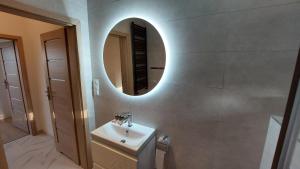 Kúpeľňa v ubytovaní Apartamenty Starowiejska 39, Ryczów - 10km od Zator Energylandia