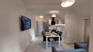 Kuchyňa alebo kuchynka v ubytovaní Apartamenty Starowiejska 39, Ryczów - 10km od Zator Energylandia