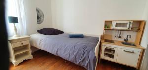 Un pat sau paturi într-o cameră la LA MUSCADELLE : le calme du sud de la France