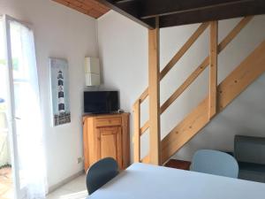 TV a/nebo společenská místnost v ubytování Joli appartement en résidence proche de la plage