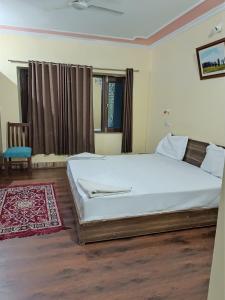 Tempat tidur dalam kamar di Hotel curio's All seasons