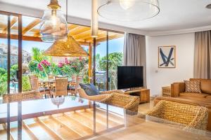 ein Wohnzimmer mit einem Tisch und Stühlen in der Unterkunft Gran Tauro Villa in La Playa de Tauro