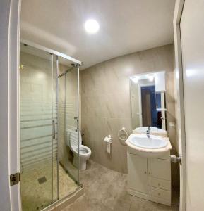 y baño con aseo, lavabo y ducha. en Hostel Penedes, en Vilafranca del Penedès