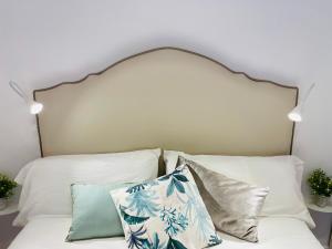 a white bed with a white headboard and pillows at Bilbao Azkuna Home Centro EBI01832 in Bilbao