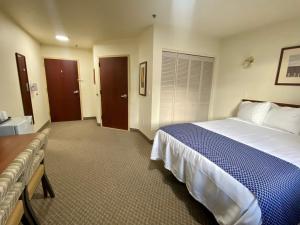 a bedroom with a large bed in a hotel room at RED ROCK LODGE in Challis