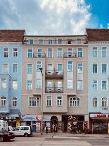 un grand bâtiment sur le côté d'une rue dans l'établissement Flarent Vienna Apartments-HG, à Vienne