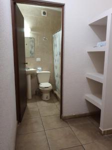 y baño con aseo y lavamanos. en HOTEL PLAZA en La Paz